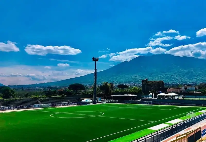 Stadio Comunale A. De Cicco con il Vesuvio sullo sfondo